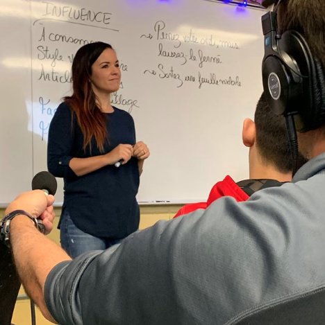 ecolestmartin's tweet photo. À la suite du projet novateur "Vers une identité positive à l’ère du numérique" le mois dernier, M. Marois, journaliste à RC, est venu visiter la classe de Mélissa O. Gendron, enseignante de français, en pleine animation de l’une des capsules vidéos https://t.co/kYuVqWgNQ2 BRAVO https://t.co/2hWnDUa2ej