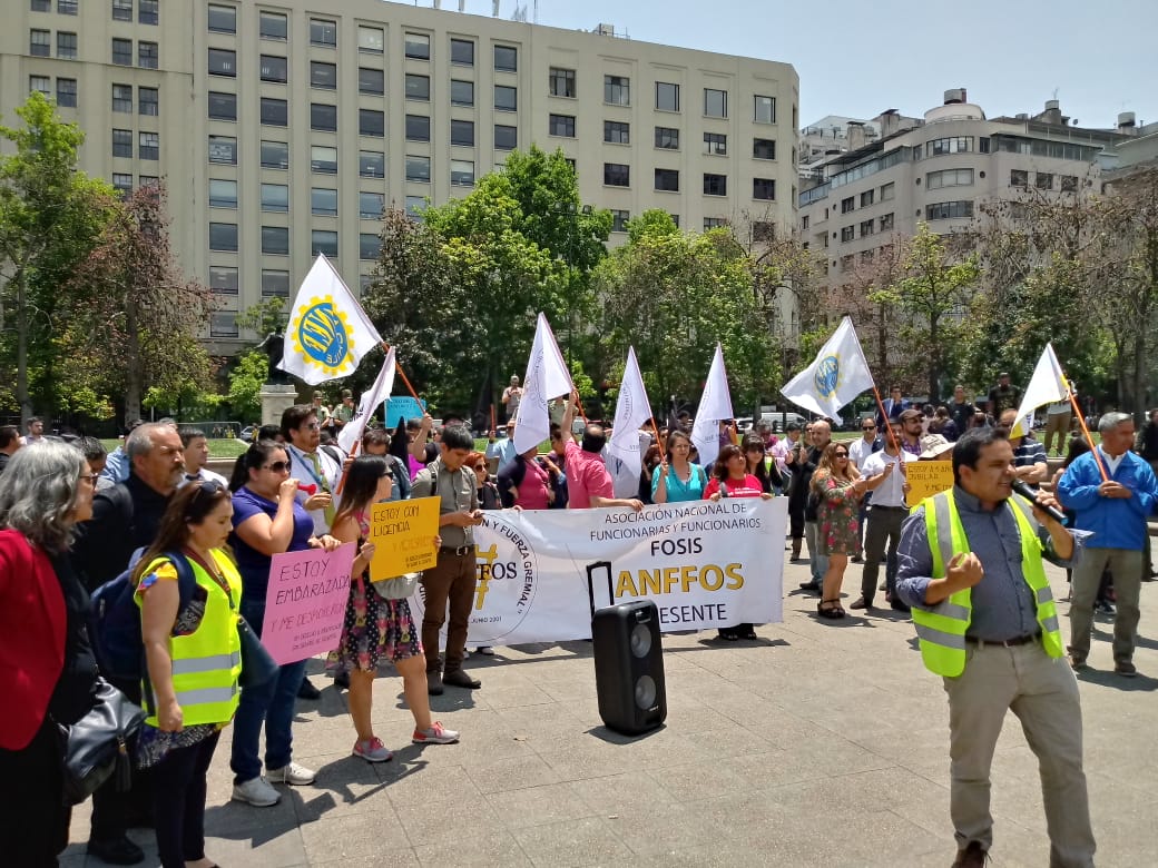 RmFosis's tweet photo. Seguiremos movilizados por el Derecho al trabajo en @FOSIS_Chile . Ministro @amorenocharme y el director @fbettancourt deben dialogar. 

 #FosisdeTodos #Fosisnosecansa @Anef_en_Accion @FuerzaCabreados @anefchile @FFosis @HonorariosFosis @anffos https://t.co/V90vIFPrkn