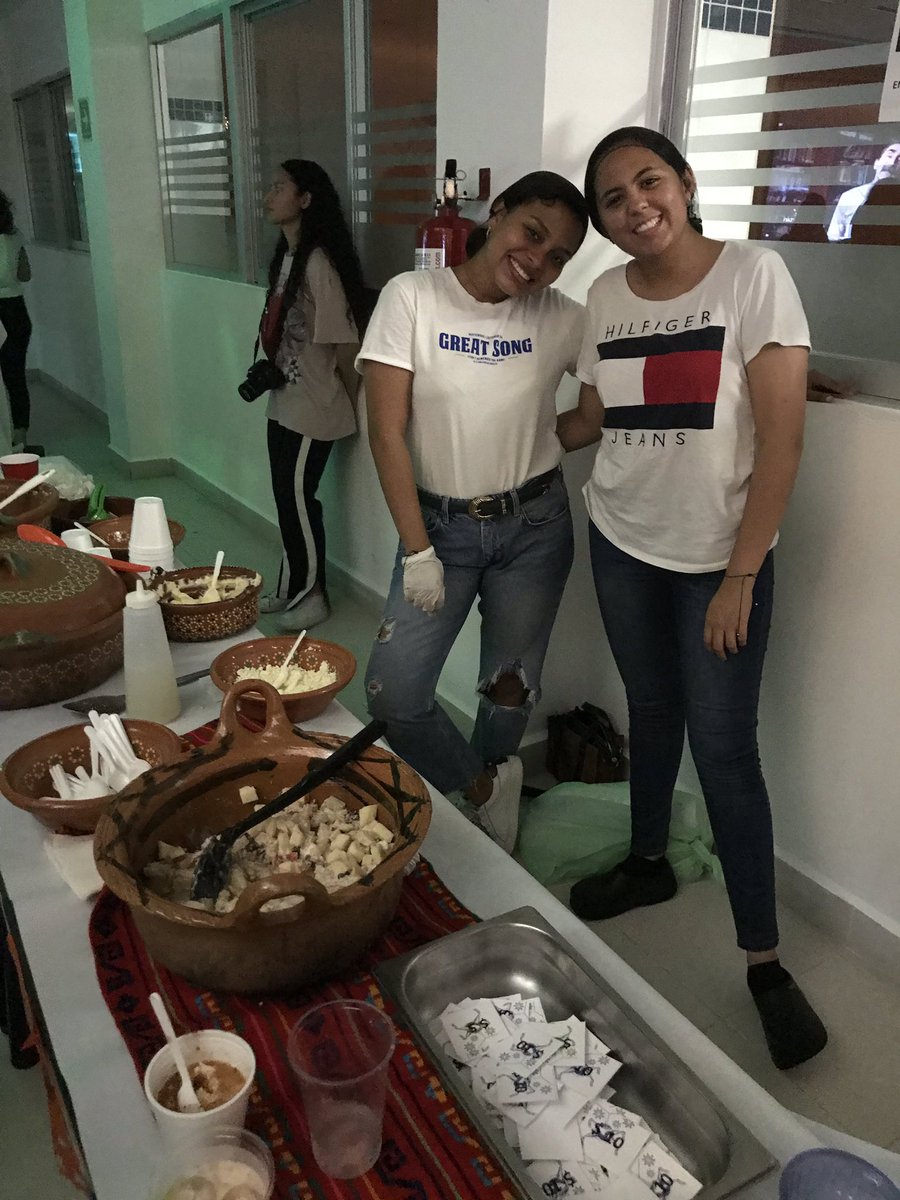 AnahuacCancun's tweet photo. La Escuela Internacional de Gastronomía organizó una Posada Tradicional Mexicana en la que familias enteras degustaron platillos típicos de Mexico, cánticos y piñatas. 

#SomosAnáhuac https://t.co/oInmpYhwza