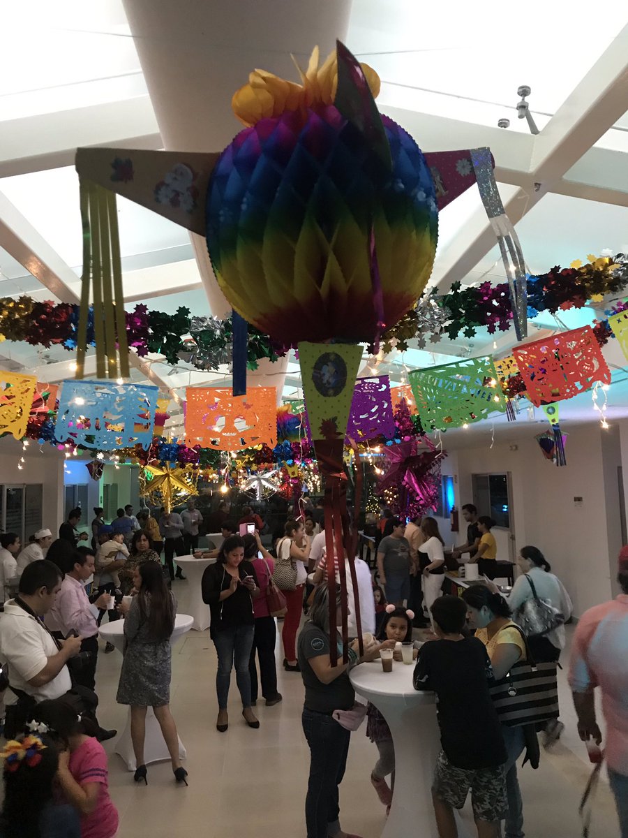 AnahuacCancun's tweet photo. La Escuela Internacional de Gastronomía organizó una Posada Tradicional Mexicana en la que familias enteras degustaron platillos típicos de Mexico, cánticos y piñatas. 

#SomosAnáhuac https://t.co/oInmpYhwza
