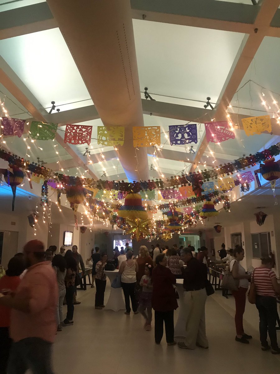 AnahuacCancun's tweet photo. La Escuela Internacional de Gastronomía organizó una Posada Tradicional Mexicana en la que familias enteras degustaron platillos típicos de Mexico, cánticos y piñatas. 

#SomosAnáhuac https://t.co/oInmpYhwza