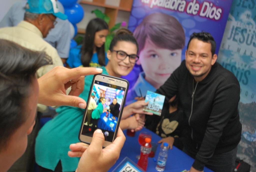 CasaDeDiosVzla's tweet photo. Un Éxito Rotundo la Entrega, Dedicación y Presentación a Medios del Nuevo Disco #SeLlamaJesus de @alexmarquezofic en Librerias Casa de Dios Definitivamente Dios es bueno🙏 https://t.co/ejLSEqEUQE