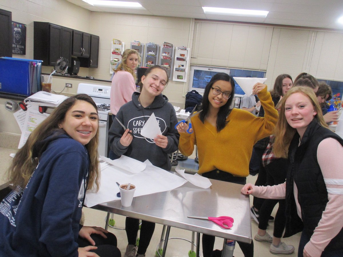 Steph_Sukow's tweet photo. #CGSpark had a blast creating snowflakes and drinking hot chocolate at our last meeting! We will be hanging inspirational snowflakes up during finals week! #WeBeKind https://t.co/GiNWdF1AXm