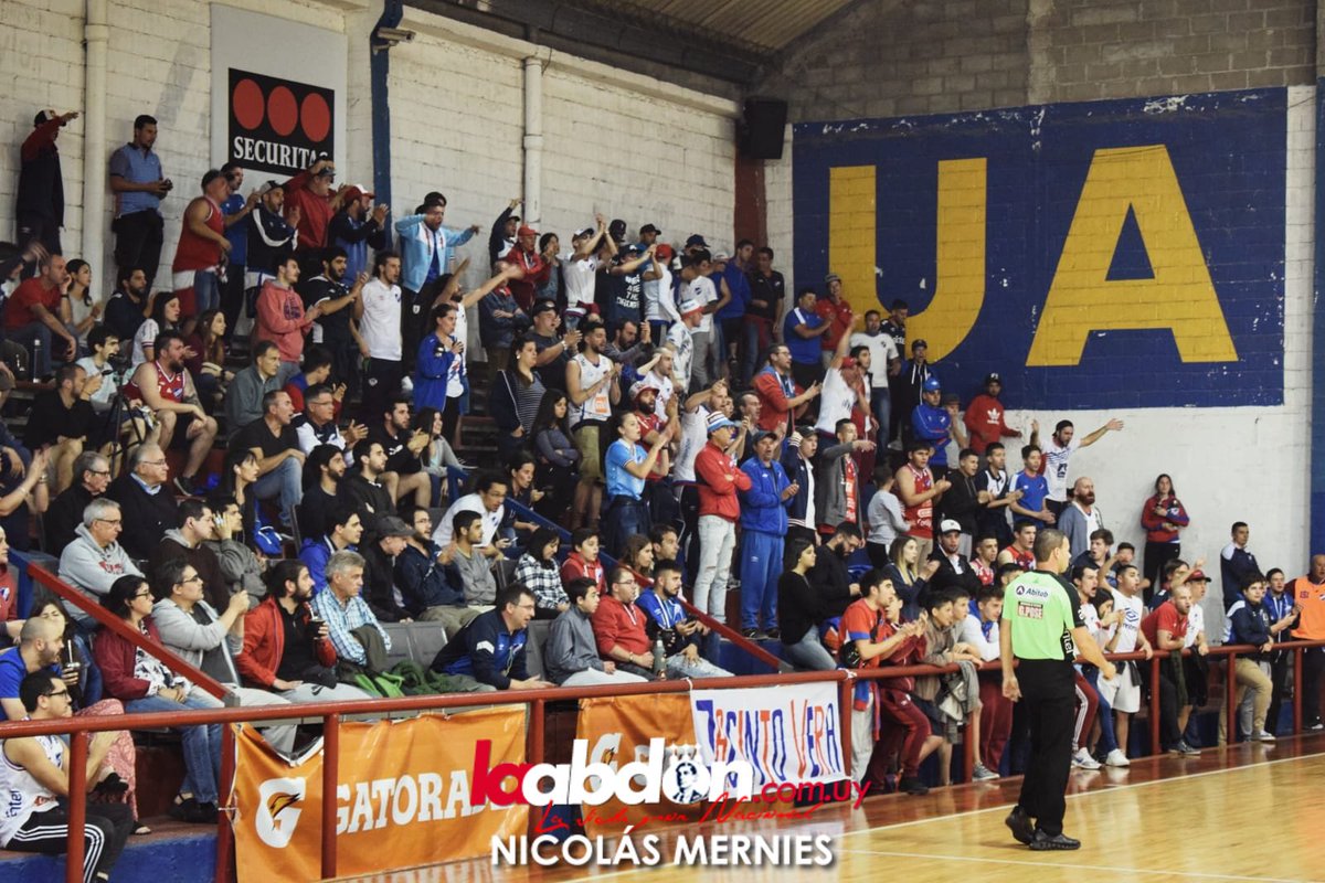 laabdon's tweet photo. 🎙️Hasta aquí la transmisión del basket!

Impresionante la cantidad de Bolsos que nos acompañaron

Relato: @GeradTato 
Comentarios: @Andre_Ramondino y @_MartinezIvan 
Producción: @Guille_Canale y @MatiandFran 
Fotos: @NicoMernies 

¡HAY EQUIPO! https://t.co/LFRvhG5XmQ