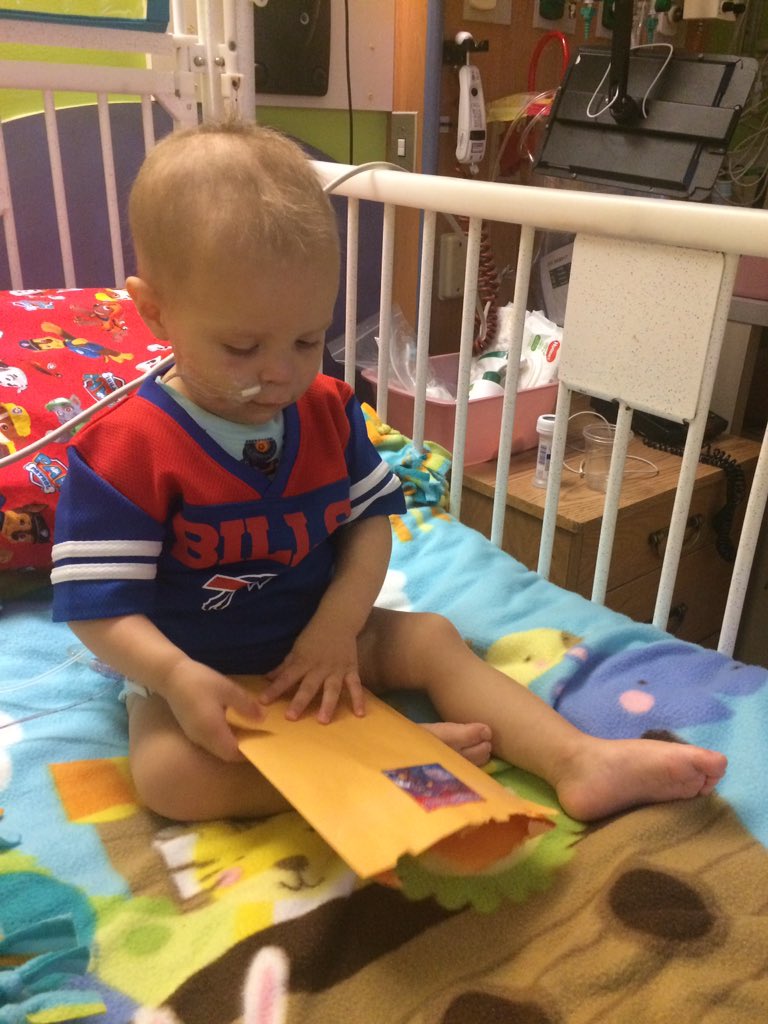 TeamNaaman's tweet photo. Gracias, @PanchoBilla1 ! Me gustan MUCHO mis regalitos. Vamos Bills #Billieve #BillsMafia #Buffalove #BuffaloBills #bestfansintheNFL #BillsFamily #ChildhoodCancer @Buffalonian83 https://t.co/T1icRafbwQ