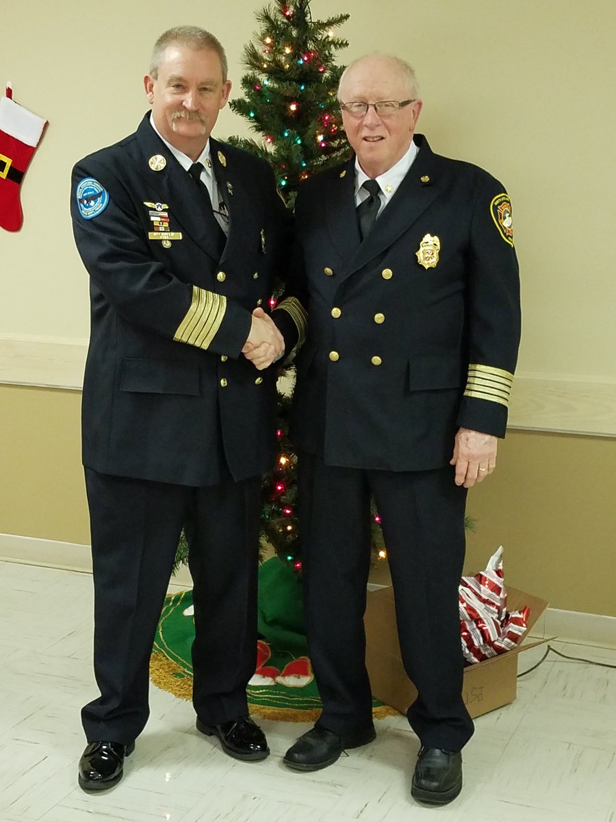 BCoFRChief's tweet photo. Great dinner with the Smith Mt. Lake Marine Fire Co.outgoing Dist Chief Honaker served for many years with distinction & was recognized by his wife Linda with a beautiful painting. John's a good friend & public servant. #BCoFRSTRONG https://t.co/gw0VarHsfF