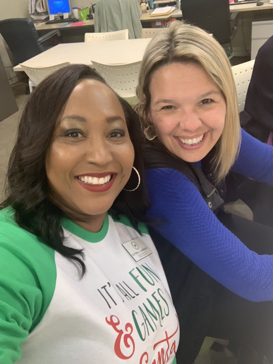 kyndra_johnson's tweet photo. This is what the @dallasarboretum Education Committee looks like...come join us! @GeekR10 @RISD_STEM4All #StrategicAlliances #PowerfulPartnerships #K6Focus #STEMConnects https://t.co/czX8eGYLwO