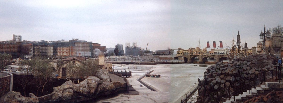 Marc Sasaki Tdr History 1 3 この写真の中央に 想像以上に 深い場所 として知られる深さ6mの穴があります ファンタズミック のためです 現在上演中のものではなく キャンセルされたショー です ファンタズミック は 01年にディズニーシー初の