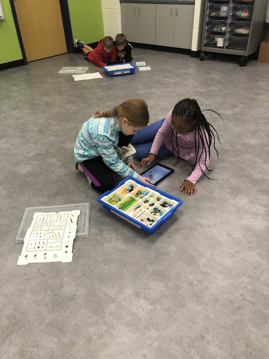Miss_Heigel's tweet photo. Look at my 2nd graders working together to build and code the Milo Robot. They make me proud!! 😊 Thank you @downsellen for this great lesson! @WoertherElemAP https://t.co/1AGaoFKyXg