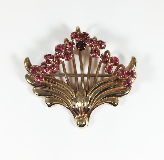 MimisJewlryBTQ's tweet photo. Pink Flowers Rhinestone Chevron Pendant Brooch Vintage 1950s Rose Gold Tone Open Work Flower Clusters Leaf Motif Mid Century Statement Pin #PinkRhinestone #RhinestoneChevron
$36.00
β€ https://t.co/qgdZjLBegX https://t.co/A15uTIimG6