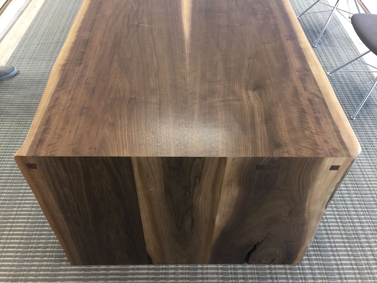 LuxedgeCo's tweet photo. Handcrafted luxury office desk by our Luxedge team! We create in Canada and ship internationally 😀 🌎 DM us for more info.
#modernfurniture #customtables #modernoffice #luxuryoffice #renovations #interiordesigner  #luxuryinterior https://t.co/SZoH6Ed40A