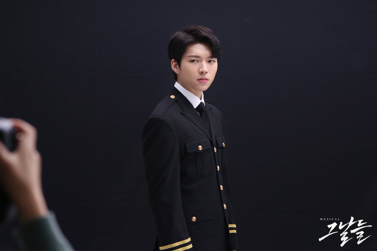 MusicalTheDays's tweet photo. 한번은 만나야 할 대한민국 대표 뮤지컬<그날들>

여유와 위트를 가진 자유로운 영혼 대통령 경호관 ‘강무영’役 남우현 배우의 촬영장 비하인드컷 공개!

#뮤지컬그날들 #뮤지컬 #그날들 #무영 #남우현 https://t.co/qnLPFqr6Fg