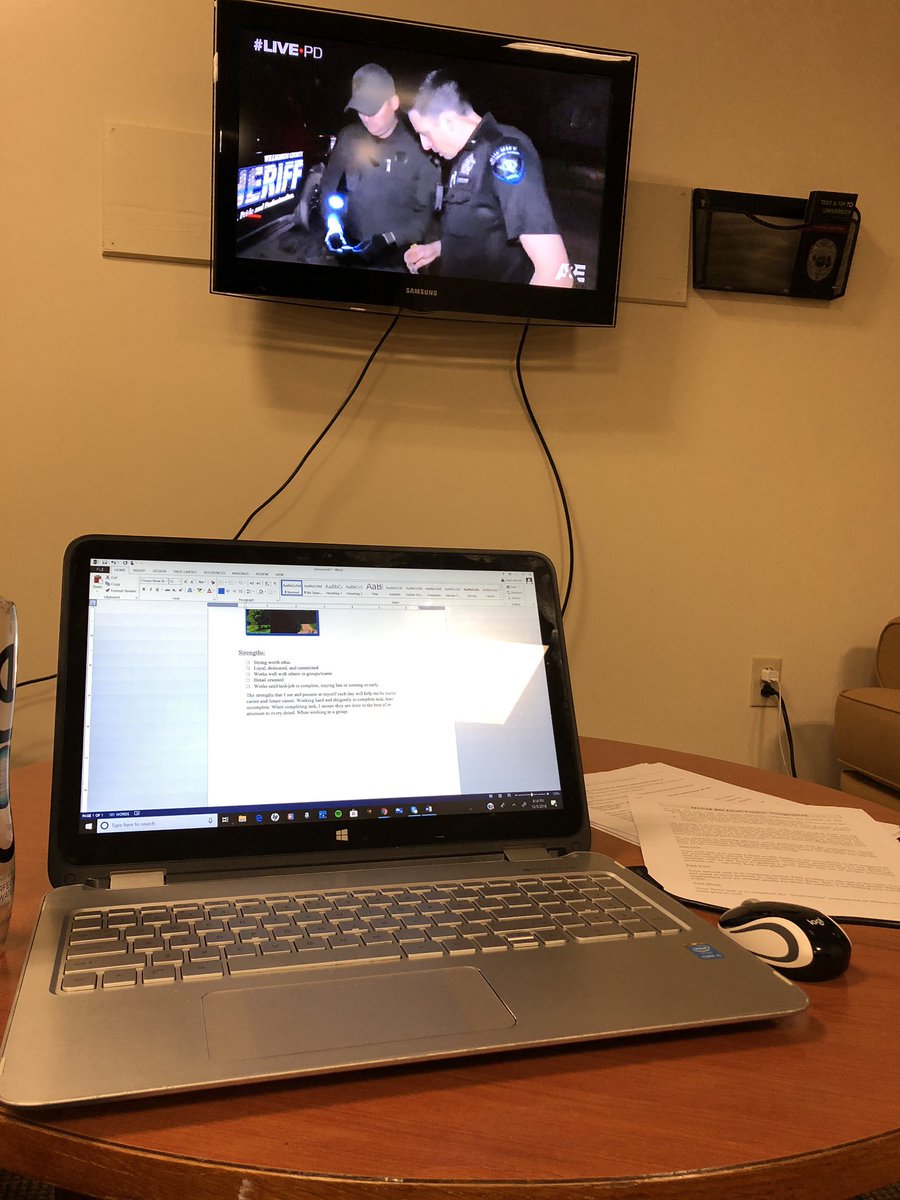 KMauler14's tweet photo. #LivePD trumps finals. #seniorites https://t.co/JBD2yJdrEl