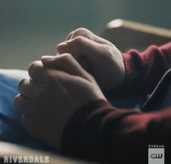 livspoet's tweet image. Desde o início da terceira temporada a Betty não tinha mais se automutilado e agora naquele inferno ela voltou a fazer isso MANO QUE ÓDIO DESSE LUGAR!

#Riverdale