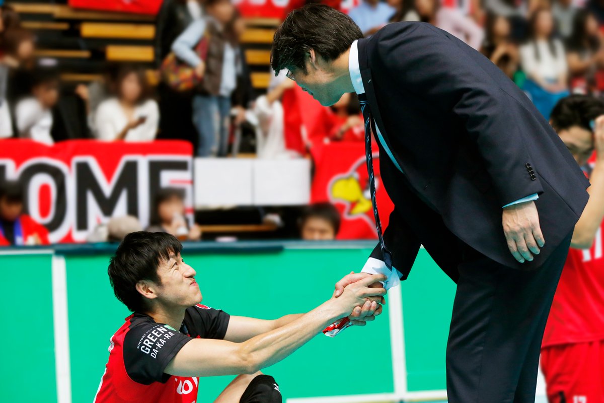 サントリーサンバーズ 試合後の選手は普段とは違った表情が見れるので 好きな人も多いのでは 監督と握手する栗山選手をお届け 栗山雅史 サントリーサンバーズ