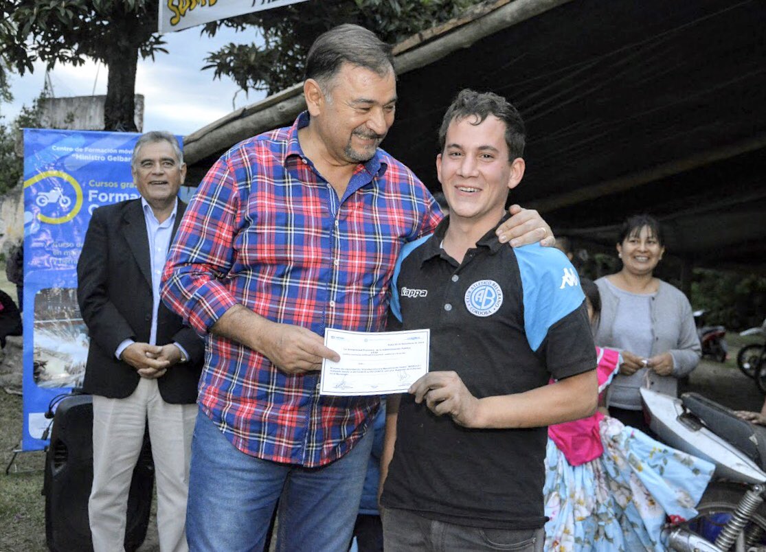 miguelisaok's tweet photo. La capacitación es la mejor herramienta para el progreso. En #LaCaldera, entregamos 60 certificados a distintos vecinos que se realizaron el curso de mecánica. Me llena de orgullo ver a tantos salteños trabajando por un mejor futuro 💪 https://t.co/lAAiHZl2IC