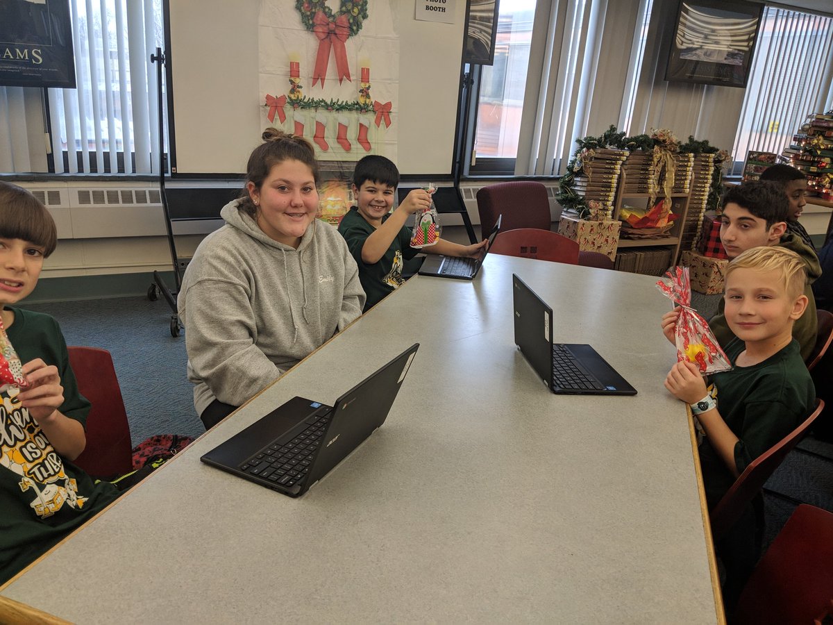 lindyhslmc's tweet photo. #DanielStES 5th graders &amp; @lindenhursths #computerscience students #guideontheside #hourofcode2018 @hadip #lindyloveslearning #computerscienceweek @CJMGrant #lindenhurstUFSD
#CTE #librariesrock https://t.co/9HxyhReDhh