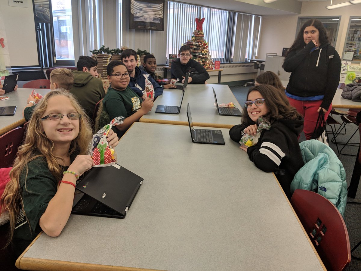 lindyhslmc's tweet photo. #DanielStES 5th graders &amp; @lindenhursths #computerscience students #guideontheside #hourofcode2018 @hadip #lindyloveslearning #computerscienceweek @CJMGrant #lindenhurstUFSD
#CTE #librariesrock https://t.co/9HxyhReDhh