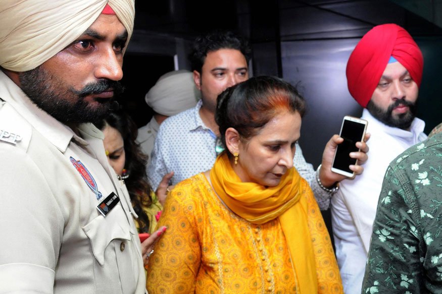 #NewsAlert -- People who were standing on the railway tracks should also think that they are trespassing: Navjot Kaur Sidhu | #AmritsarTrainTragedy