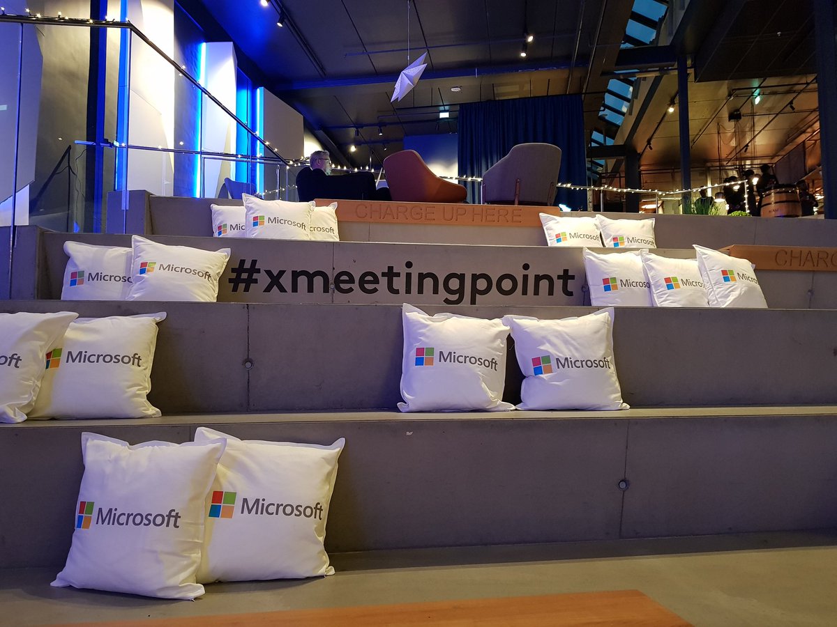 MicrosoftNorge's tweet image. Hvem er klare for dagens store eventer? Hold deg oppdatert på alt som skjer ved å følge #MSTechSummit og #MSPivot