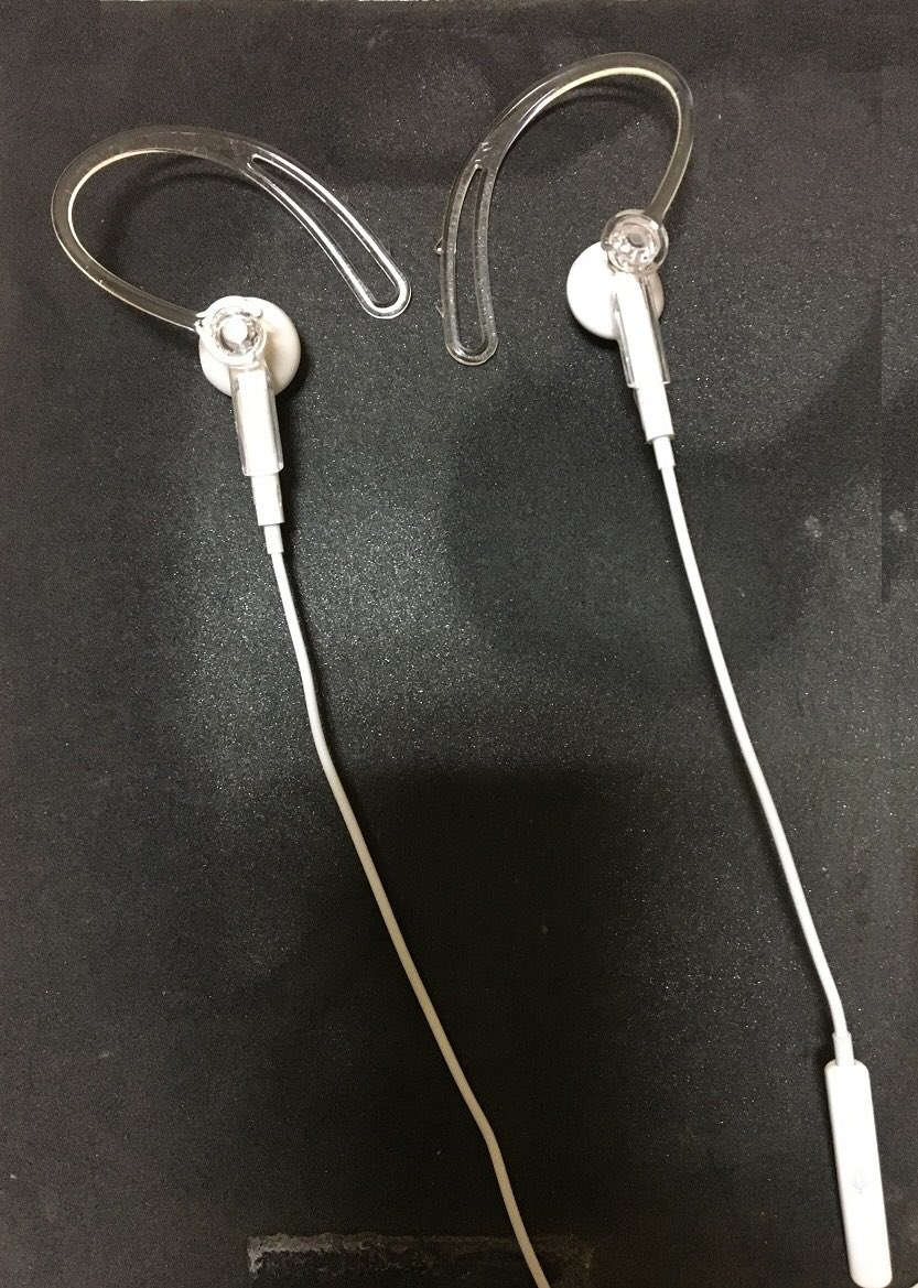 hiro_nmh's tweet photo. ジョギング時iPhone純正イヤホンに取り付け、
取り敢えず 15km 走ってみた
(眼鏡の使用は問題無し)
カナル型 程のフィット感は無いが、途中で外れる事は無かった。
ただ、大切に扱わないと壊れやすい気がする https://t.co/CfnTsmSa7R
