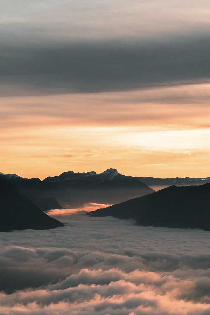 FLOB_D's tweet photo. T’aimes les sunsets ? T’aimes la montagne ? Je crois qu’il n’y a pas meilleur combo pour un #JeudiPhoto ! En bonus une mer de nuages 👌🏻
On est bien en @SavoieMontBlanc 🏔

🔁 ⤵️ https://t.co/1xvUqXK7Tq