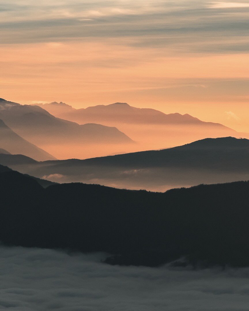 FLOB_D's tweet photo. T’aimes les sunsets ? T’aimes la montagne ? Je crois qu’il n’y a pas meilleur combo pour un #JeudiPhoto ! En bonus une mer de nuages 👌🏻
On est bien en @SavoieMontBlanc 🏔

🔁 ⤵️ https://t.co/1xvUqXK7Tq