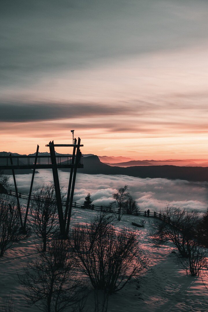 FLOB_D's tweet photo. T’aimes les sunsets ? T’aimes la montagne ? Je crois qu’il n’y a pas meilleur combo pour un #JeudiPhoto ! En bonus une mer de nuages 👌🏻
On est bien en @SavoieMontBlanc 🏔

🔁 ⤵️ https://t.co/1xvUqXK7Tq