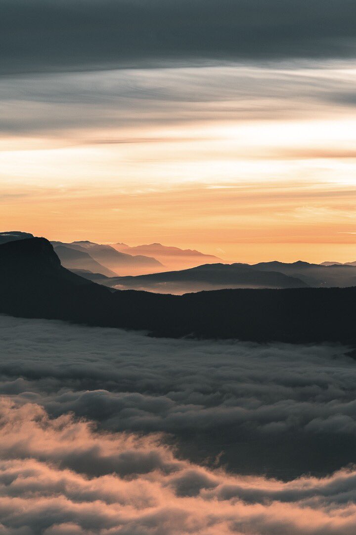 FLOB_D's tweet photo. T’aimes les sunsets ? T’aimes la montagne ? Je crois qu’il n’y a pas meilleur combo pour un #JeudiPhoto ! En bonus une mer de nuages 👌🏻
On est bien en @SavoieMontBlanc 🏔

🔁 ⤵️ https://t.co/1xvUqXK7Tq