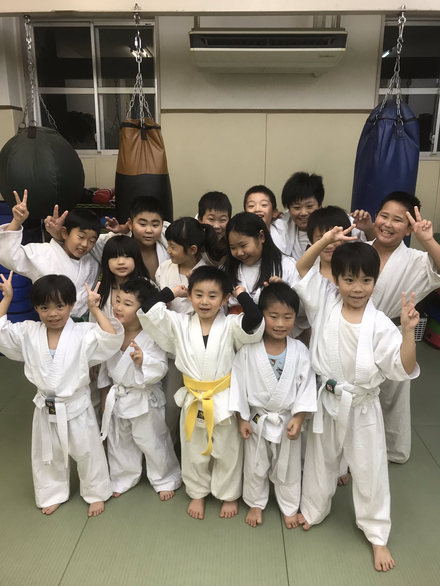 吉田道場 かわいい子供たちが楽しく空手を練習してます 楽しく礼儀正しく強くをモットーに頑張ってます 今年は空手 トーナメント優勝した子供さんもいます 楽しい仲間と一緒に空手しませんか お気軽にお問い合わせください T Co Uytiumyzcv