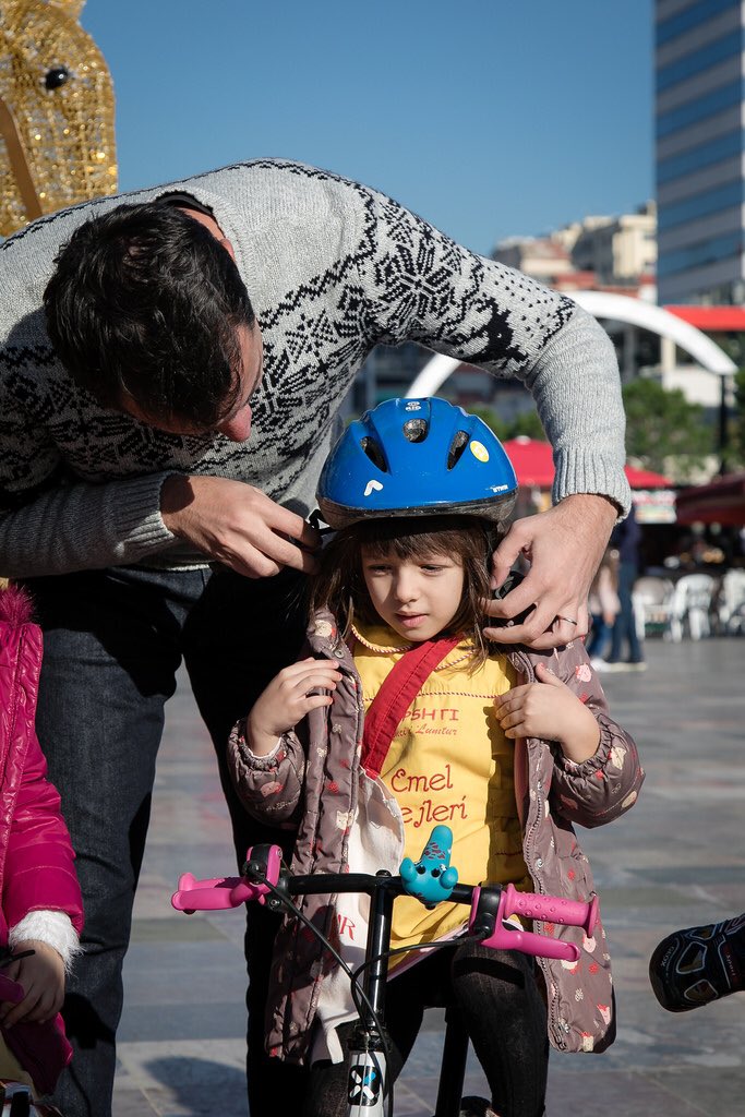 erionveliaj's tweet photo. Look ma’ - no hands 🤷♀️🚴🏻♀️🎄
We’re rolling all our kindergardens in free-bike courses to prepare the new generation of a two-wheeled citizen army 😍 #TiranaBikeTown #Urban95 👍 https://t.co/1Y2it9x6Mu
