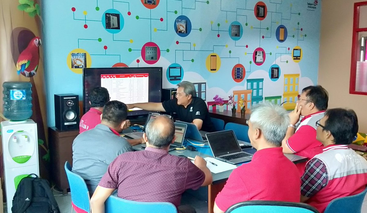 #TelkomFuntastic5 #BRIGHTTR5 #MLTREG5 (Witel Malang) (Ruang Rapat unit AOM) Rapat serius terasa santai karena design ruang yang nyaman dan fun dengan nuansa digital jadi pas banget dg topik yg dibahas ttg pengembangan Telekomunikasi kedepan  <a href="/parwi66/">Parwi</a> <a href="/_funtastic5_/">Funtastic5 TR5</a> <a href="/JoeAksa/">Juaksa</a>