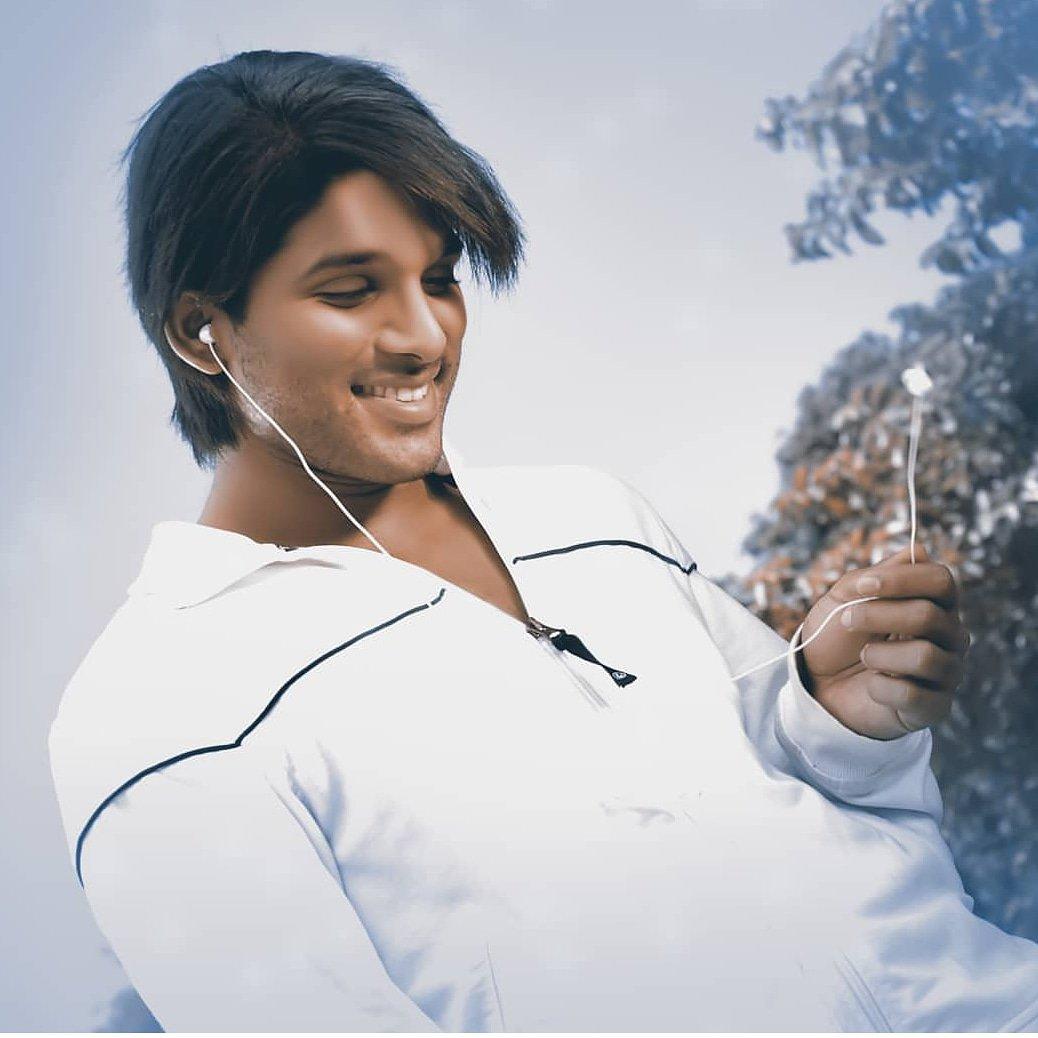 AlluArjunFC12's tweet photo. Rare pic of #StylishStar #AlluArjun annaya 😍
#AA19 https://t.co/HvNcuRGOKJ