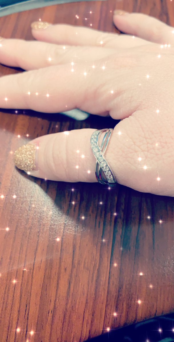 ChelseaRaeAdams's tweet photo. Nothing keeps me cozier than some bling! 💎 💍Especially when you get it for $4.82!!! #KohlsCash #GiveJoyGetJoy #GiveKohlsCozy #contest @Kohls @Influenster https://t.co/8YEEXwqkER