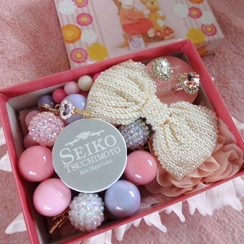 SeikoTsuchimoto's tweet photo. オリジナルBOXに、ブレスレットやネックレス、リボンヘアクリップや指輪などを詰め込みましたアクセサリーズBOX、ついに発売です！いのくまゆうこ（@hanaebito）さんに描き下ろして頂きました。オンラインショップでもお取り扱いしております。https://t.co/JNT52ahwVK https://t.co/APNJcTXceq