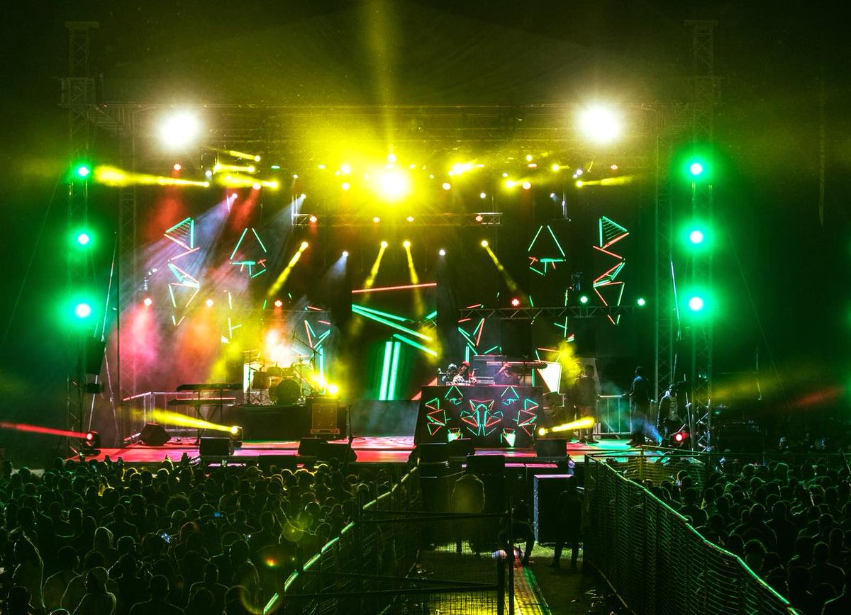 joelightboy's tweet photo. Bero Bellz and his team at #EventsEvolution with @ChauvetPro #Maverick, #Rogue and #COLORado fixtures at the RSVP concert at Harare, Zimbabwe's Glamis Arena. Lighting Director Tatenda Gaylord Rushwaya pulled it all together.
#chauvetlighting https://t.co/oEksiCSXN5