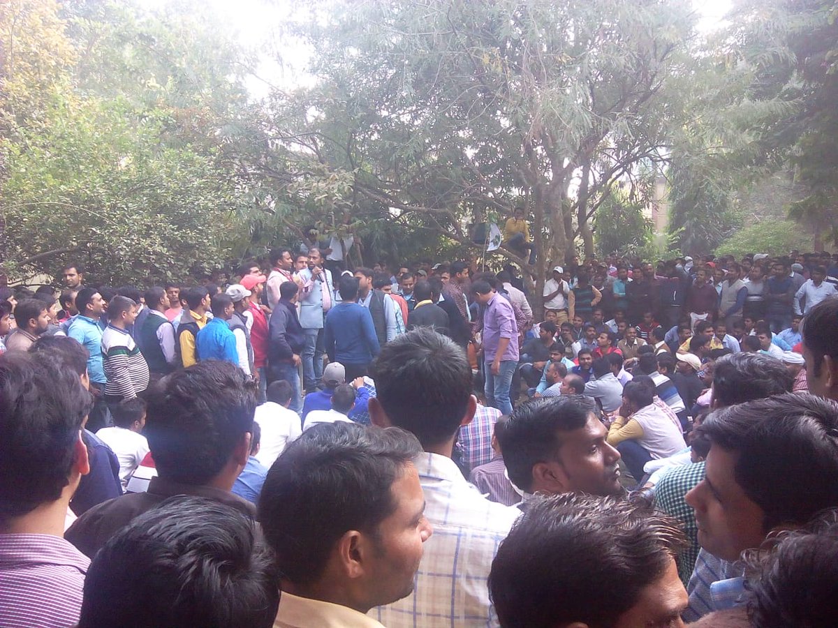 BEdMorcha's tweet photo. 69000 शिक्षक भर्ती 
में दो मांगें PNP पर इलाहाबाद 5 दिसंबर से अनिश्चितकालीन धरना।
करीब दस हजार से ज्यादा लोग लगातार दे रहे हैं धरना आज भर जारी रहेगा प्रदर्शन।
1 #अकैडमिक_मेरिट_हटाओ
2 #न्यूनतम_कटऑफ_लागू_करो
@myogiadityanath  @drdineshbjp  @Aamitabh2 @News18UP @Sweta_aajtk @aajtak https://t.co/udBkca9TPV