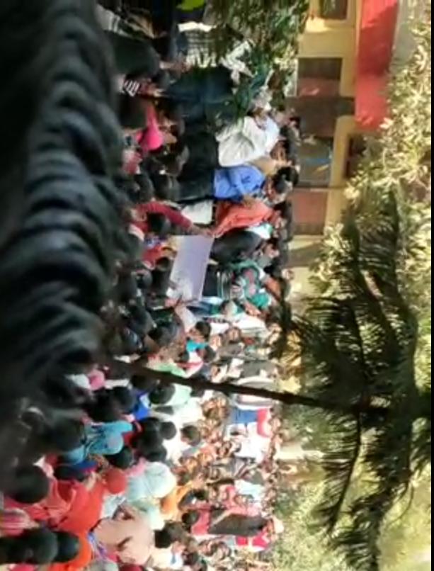 BEdMorcha's tweet photo. 69000 शिक्षक भर्ती 
में दो मांगें PNP पर इलाहाबाद 5 दिसंबर से अनिश्चितकालीन धरना।
करीब दस हजार से ज्यादा लोग लगातार दे रहे हैं धरना आज भर जारी रहेगा प्रदर्शन।
1 #अकैडमिक_मेरिट_हटाओ
2 #न्यूनतम_कटऑफ_लागू_करो
@myogiadityanath  @drdineshbjp  @Aamitabh2 @News18UP @Sweta_aajtk @aajtak https://t.co/udBkca9TPV