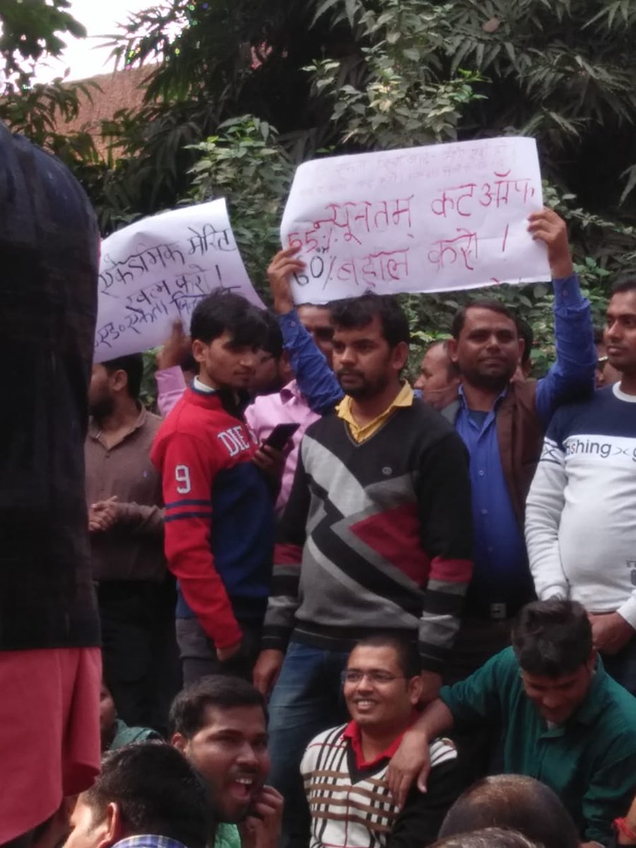 BEdMorcha's tweet photo. 69000 शिक्षक भर्ती 
में दो मांगें PNP पर इलाहाबाद 5 दिसंबर से अनिश्चितकालीन धरना।
करीब दस हजार से ज्यादा लोग लगातार दे रहे हैं धरना आज भर जारी रहेगा प्रदर्शन।
1 #अकैडमिक_मेरिट_हटाओ
2 #न्यूनतम_कटऑफ_लागू_करो
@myogiadityanath  @drdineshbjp  @Aamitabh2 @News18UP @Sweta_aajtk @aajtak https://t.co/udBkca9TPV