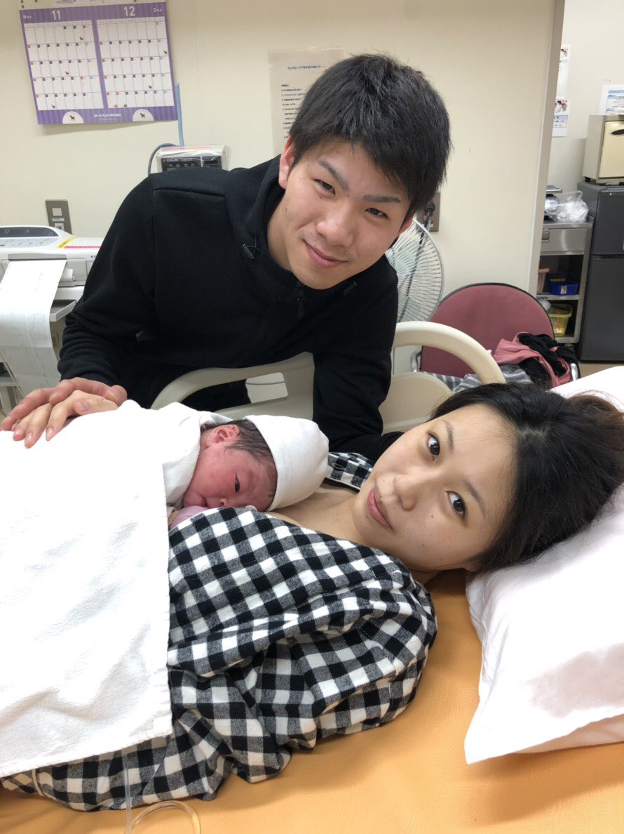 _rena5332's tweet photo. H30.12.5 16:14
3,130g 50.5㎝ 男の子👶🏻🌟

時間経つごとにお腹で大切に育てて来た子が目の前にいてることが不思議で、親になった実感出てきて感動😭
ショウダイにはこれからいっぱい負担かけると思うけど、３人で支え合って行こ☺️💗
１９時間もの長い間付き添いと立ち会いお疲れ様😢２人ともダイスキ https://t.co/7qW7NIqXZL