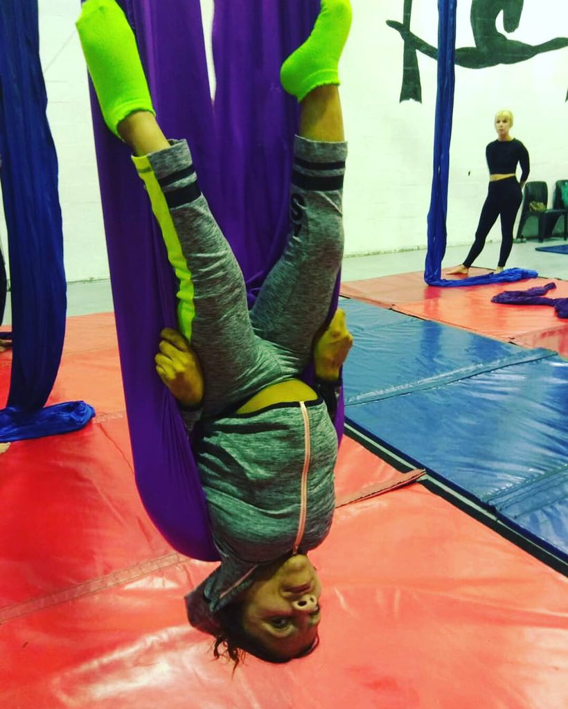 Sherise_Dreyer's tweet photo. We all have a destiny in accordance with the breadth of our shoulders. My shoulders are broad. ππ»ββοΈ#Sherified #aerialhammock #aerialshoulderstand #aerialpike #disabledaerialist #aerialtricks #aerialbeauty #disabledandfit #neonsocks #ThursdayMotivation #ThursdayThoughts https://t.co/u66sF0b1xw