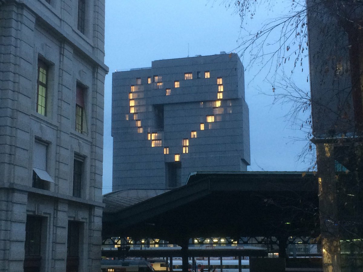 baslerstadtbuch's tweet photo. ❤️ Zeichen und Wunder! Das vieldiskutierte #MeretOppenheimHochhaus von #JacquesHerzog & #PierredeMeuron am #BahnhofSBB Basel mit einer schönen Geste im #Advent. Wer hat es auch gesehen? https://t.co/DdJDScyMTF