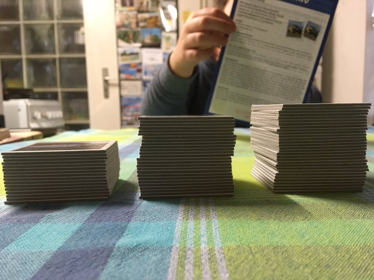 tootles42's tweet image. Schlagt mich bitte, wenn ich noch mal auf die dumme Idee komme, gegen meine Kids #automemo zu spielen - die haben nebenher noch die Details der Autos in der Übersicht nachgelesen UND sich alle Kärtchen gemerkt ... #gnadenlosuntergegangen