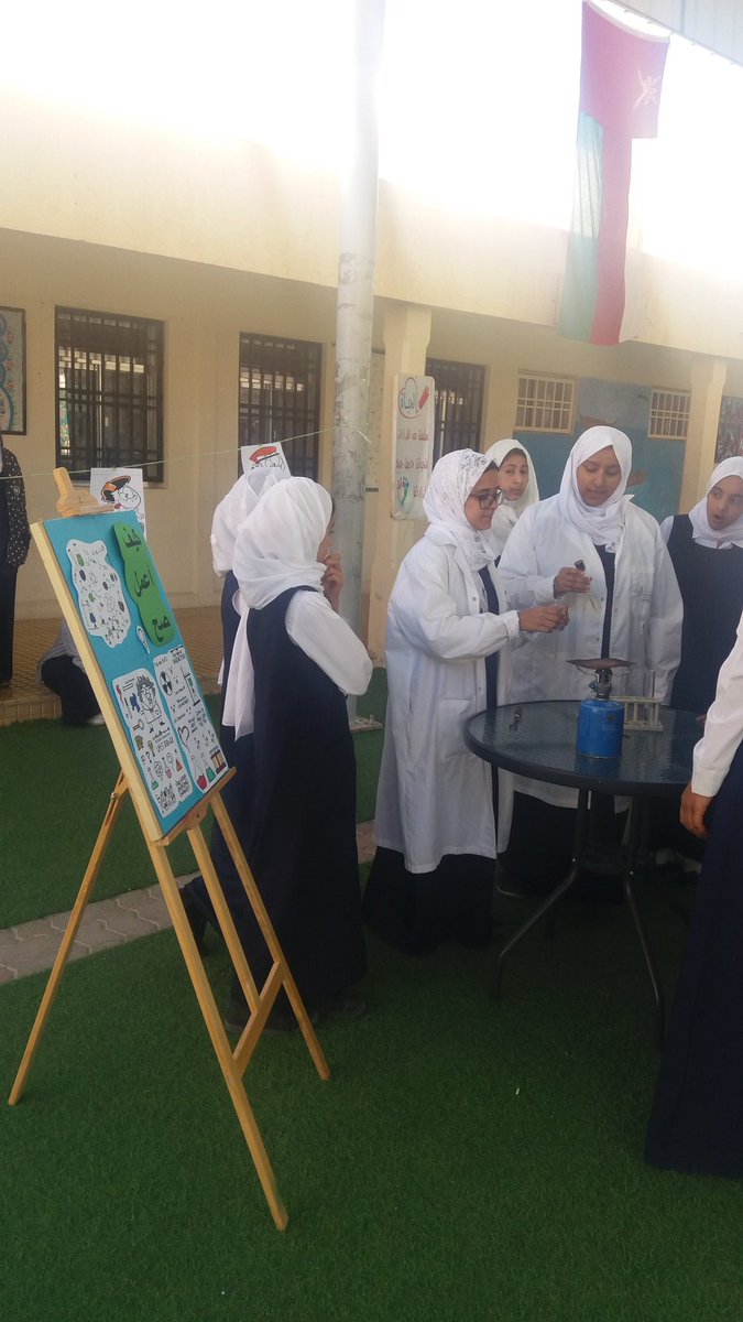 baad3s's tweet photo. ضمن فعاليات يوم العلوم في المدرسة نضمت معلمات العلوم وفنية المختبر
معرض سلامتي في مختبري
يتضمن:
شرح الإرشارات التحذيرية للمواد الكيميائية
عرض اللباس المخبري الآمن
الإسعافات الأولية 
وكيف أعمل صح 
وعرض إلكتروني عن الأدوات المخبرية https://t.co/lHlndZsaG7