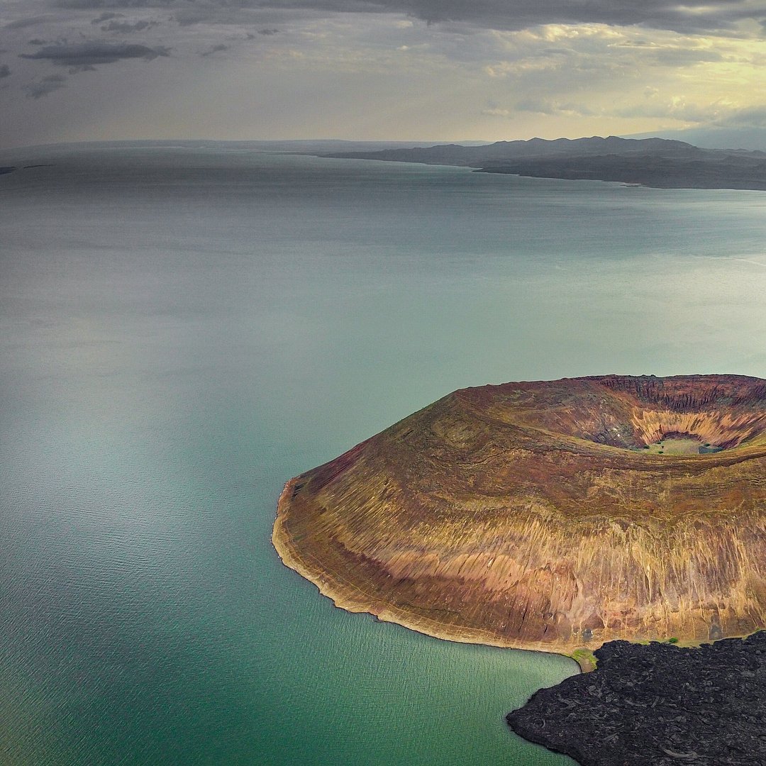 metumilibrary's tweet photo. The most hidden places are usually the most magical. Nabiyotum, Teleki and Central Island craters on Lake Turkana are such gems that leave you awestruck.
Photos by Africabylight, Shaun Mousley and Munyakanjiru. https://t.co/1XXfE3NjUc