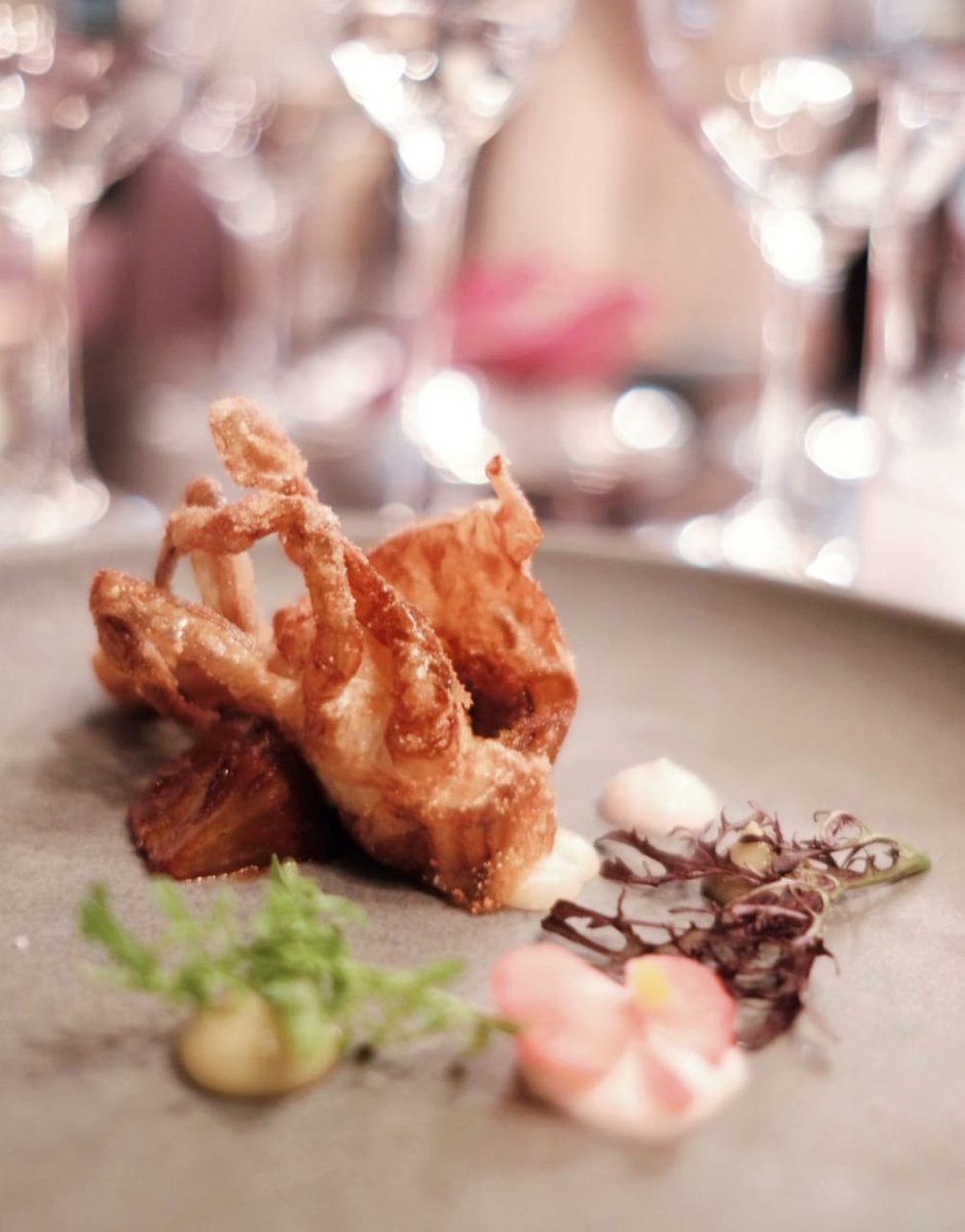 FoodandTravelMX's tweet photo. Andamos en San Miguel de Allende #SMA probando esta rica jaiba suave con mousse de almendras, que el chef @olideboise prepara en el restaurante @aperimx. Te vamos contando nuestra experiencia ✌ https://t.co/gLhn7TcRAV