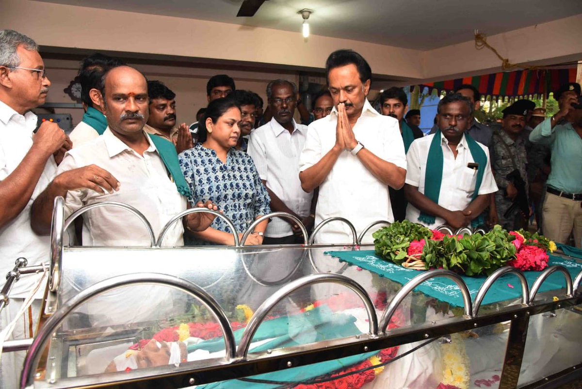 mkstalin's tweet photo. தமிழ்நாட்டின் மண் வளம் காக்க தன் வாழ்வை அர்ப்பணித்த ‘நெல் ஜெயராமன்’ மறைவெய்திய செய்தியறிந்து அவரது உடலுக்கு இறுதி வணக்கம் செலுத்தினேன்.

இயற்கையை சீர்கெடச் செய்யாமல் அதனை மேம்படுத்தும் வழிகளை நாம் மேற்கொள்வதே நெல் ஜெயராமனுக்கு என்றென்றும் புகழ் சேர்க்கும் பணியாக அமையும்! https://t.co/fXA64Nk36O