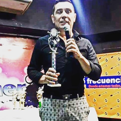 TitoPennesi's tweet photo. #PremiosCANDELA2018
#PlatinoParaMi
#GRCIAS @soypatoocampo https://t.co/EGQpekgdsg
