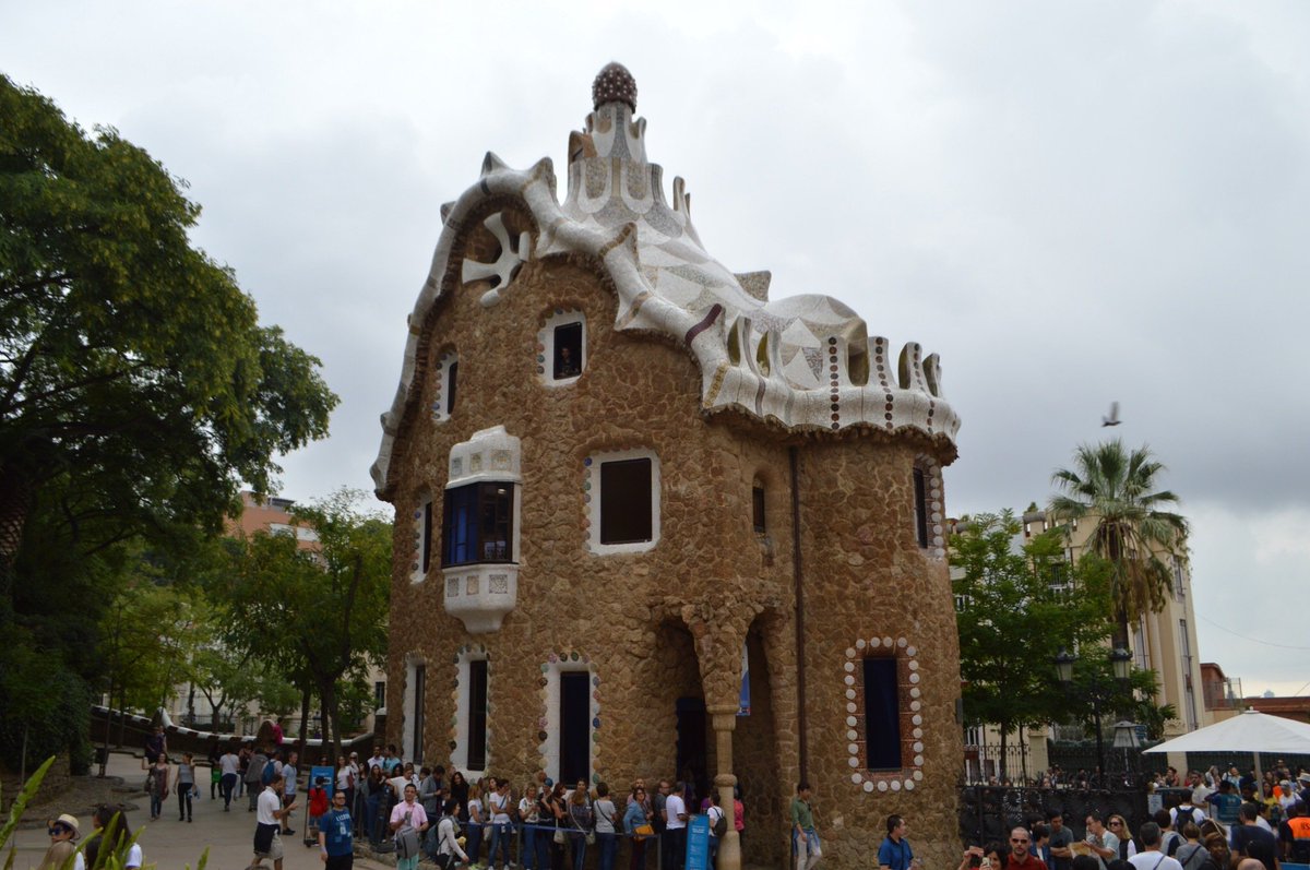 マッキー 美しい風景が好き A Twitteren バルセロナにある グエル公園 スペイン 建築家であるガウディがデザインした公園です ヘンゼルとグレーテルのお菓子の家のモデルとなった建物 ガウディ独特のカラフルで曲線の多い建築デザインをとてもユニークに感じ