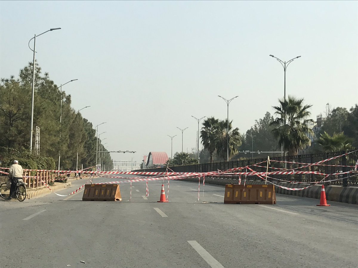 PuraniMeena's tweet photo. Blue area road blocked in #Islamabad ... wouldn’t ever happen during previous democratic government rule  even during #UselessPTI ‘s dharnas. Why are these roads blocked? Anyone there to let citizens know? https://t.co/EXbMq86HVw
